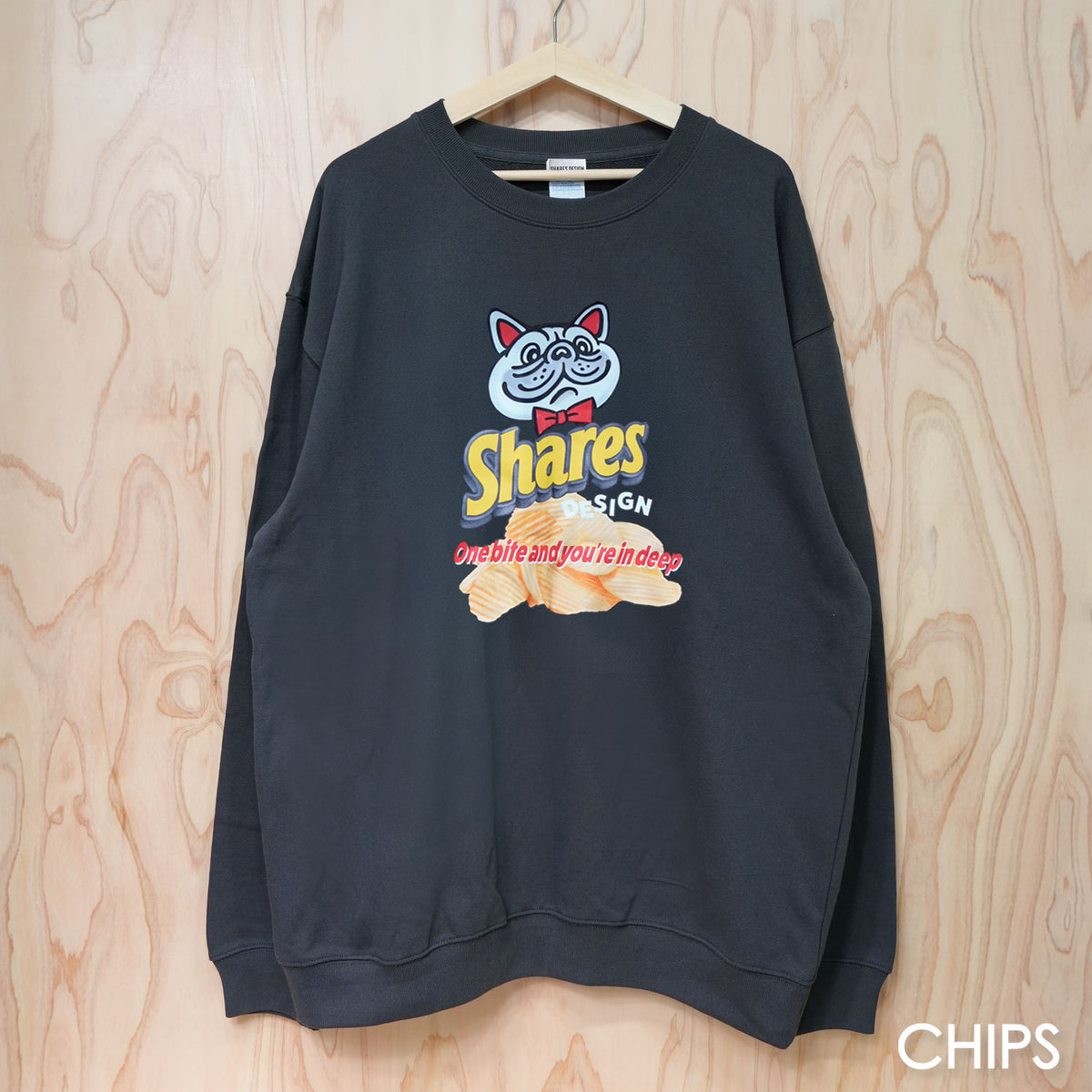 【期間限定！ 10/18 まで販売中】 〈 OYATSU TIME〉CREW SWEAT/ スウェット