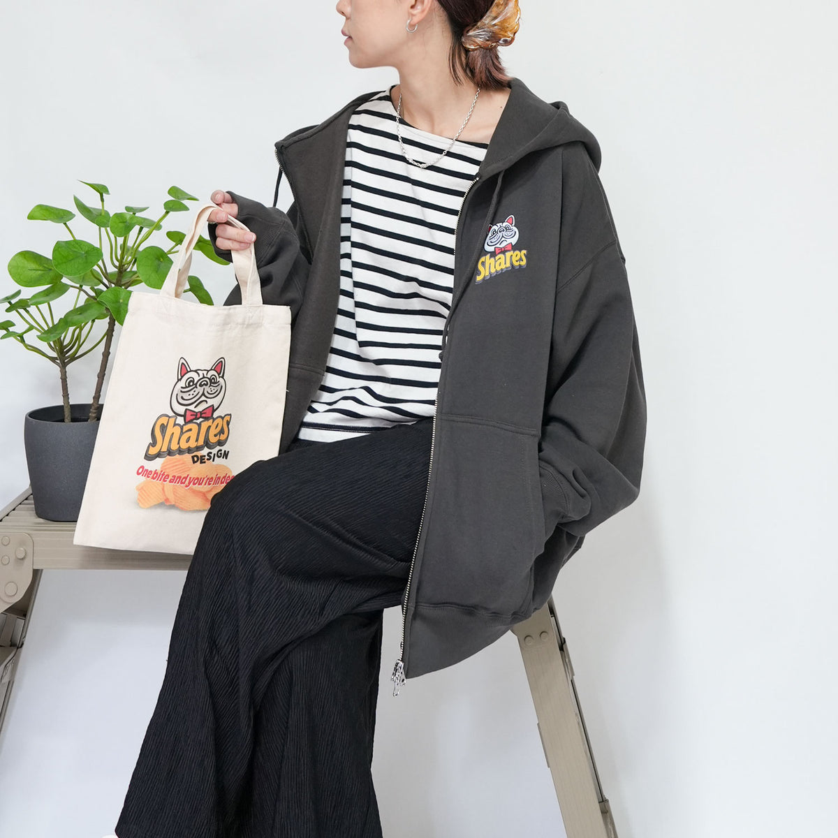 【期間限定！ 10/18 まで販売中】 〈 OYATSU TIME〉ZIP PARKA/ ジップパーカー