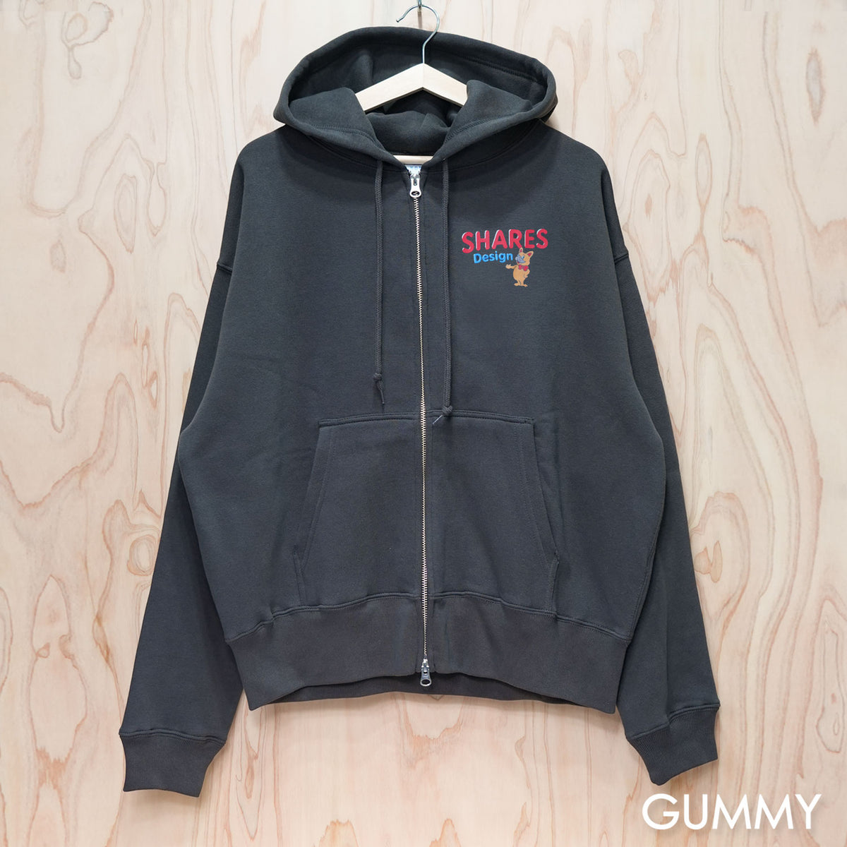【期間限定！ 10/18 まで販売中】 〈 OYATSU TIME〉ZIP PARKA/ ジップパーカー