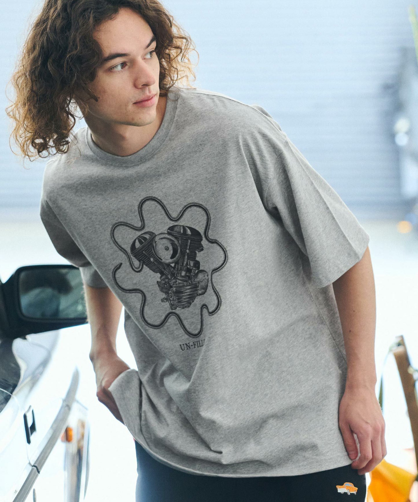 【un-filled(アンフィルド)】【予約販売5月下旬～6月上旬入荷】 U.F GERBERA ENGINE T-SHIRT Tシャツ
