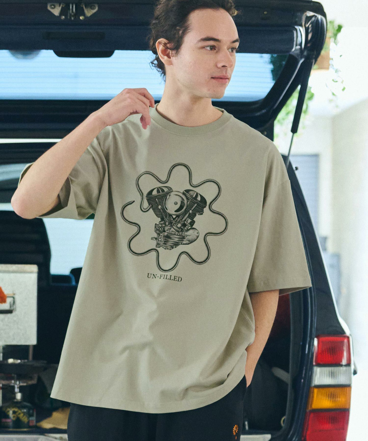 【un-filled(アンフィルド)】【予約販売5月下旬～6月上旬入荷】 U.F GERBERA ENGINE T-SHIRT Tシャツ
