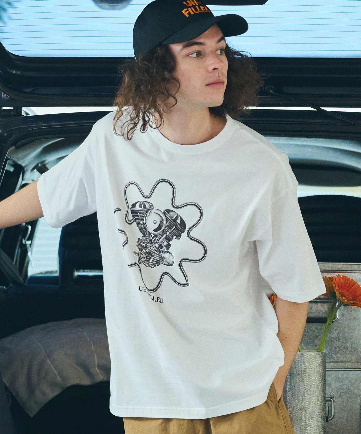 【un-filled(アンフィルド)】【予約販売5月下旬～6月上旬入荷】 U.F GERBERA ENGINE T-SHIRT Tシャツ