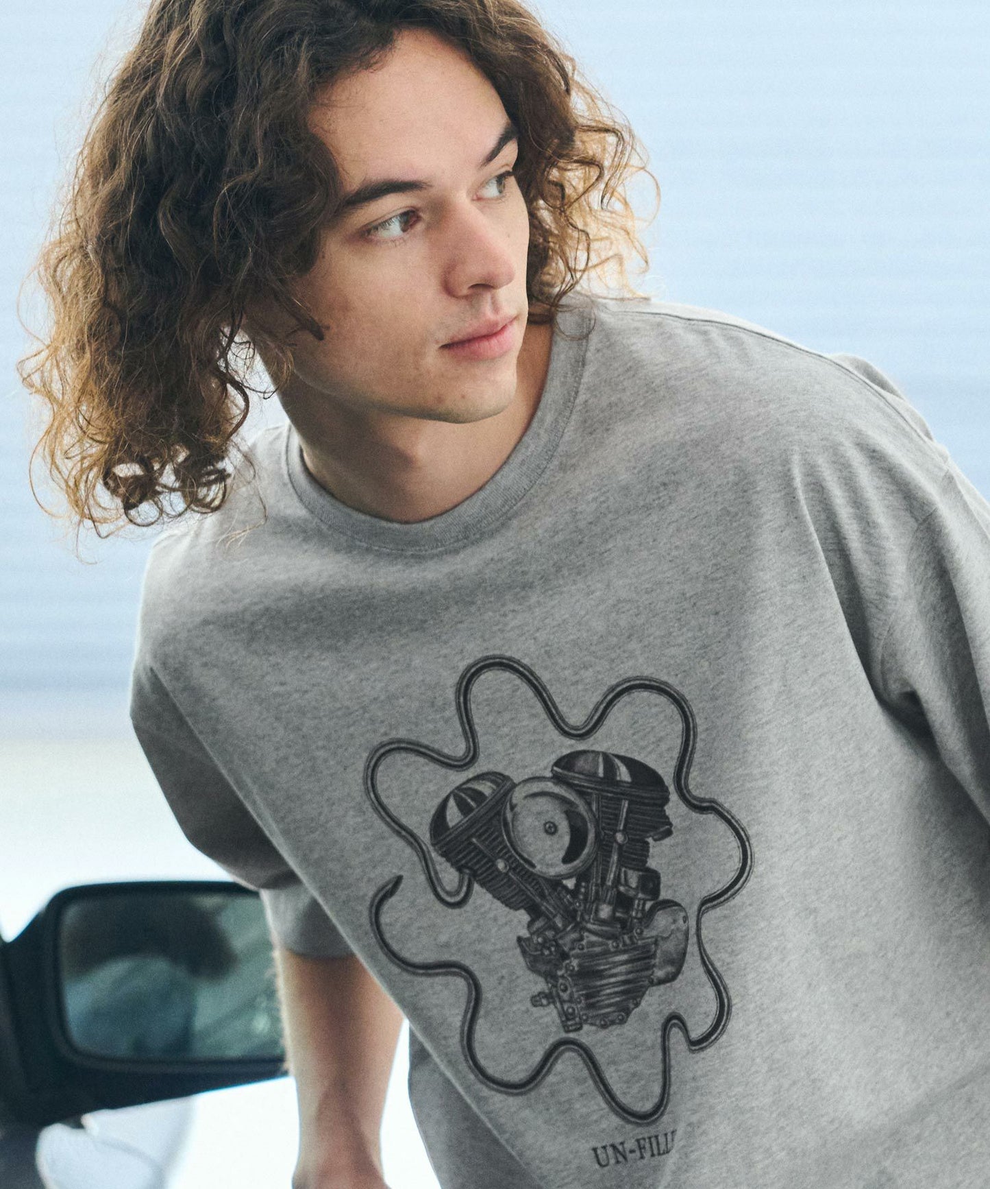 【un-filled(アンフィルド)】【予約販売5月下旬～6月上旬入荷】 U.F GERBERA ENGINE T-SHIRT Tシャツ