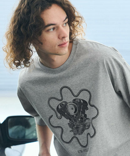 【un-filled(アンフィルド)】【予約販売5月下旬～6月上旬入荷】 U.F GERBERA ENGINE T-SHIRT Tシャツ