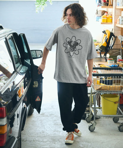 【un-filled(アンフィルド)】【予約販売5月下旬～6月上旬入荷】 U.F GERBERA ENGINE T-SHIRT Tシャツ