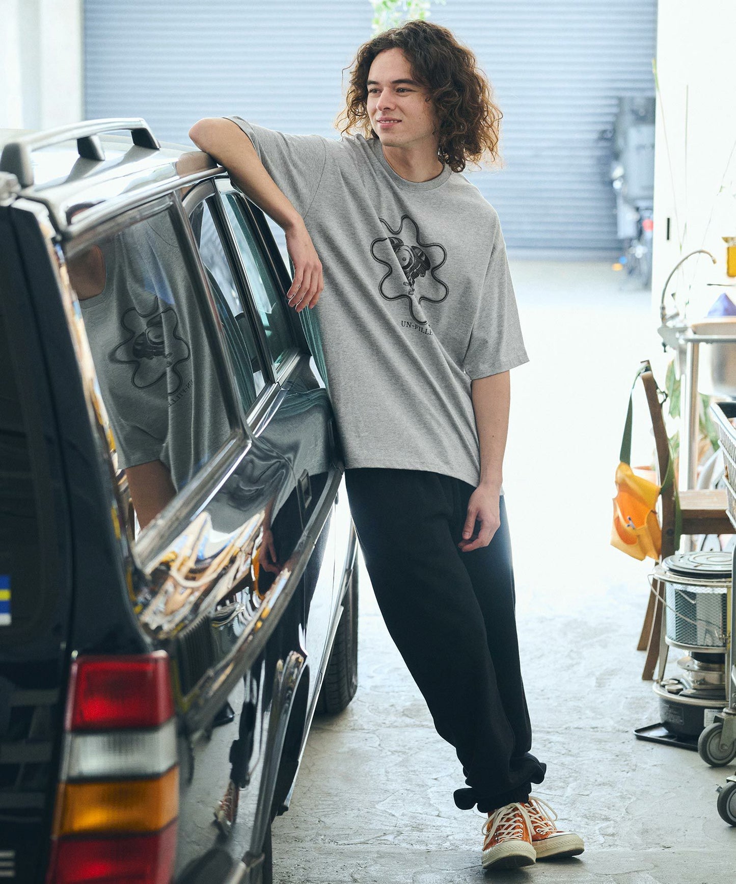 【un-filled(アンフィルド)】【予約販売5月下旬～6月上旬入荷】 U.F GERBERA ENGINE T-SHIRT Tシャツ
