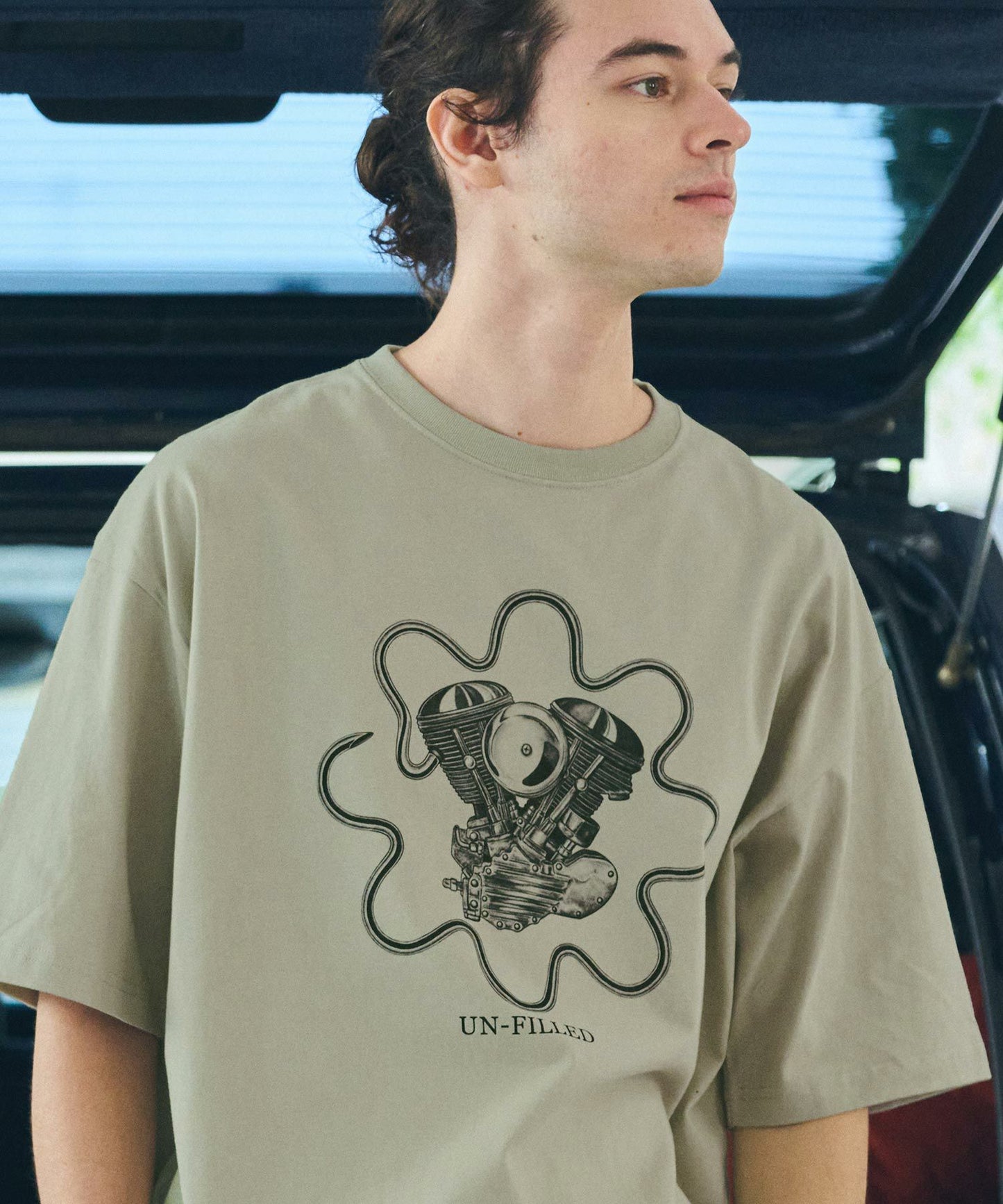 【un-filled(アンフィルド)】【予約販売5月下旬～6月上旬入荷】 U.F GERBERA ENGINE T-SHIRT Tシャツ