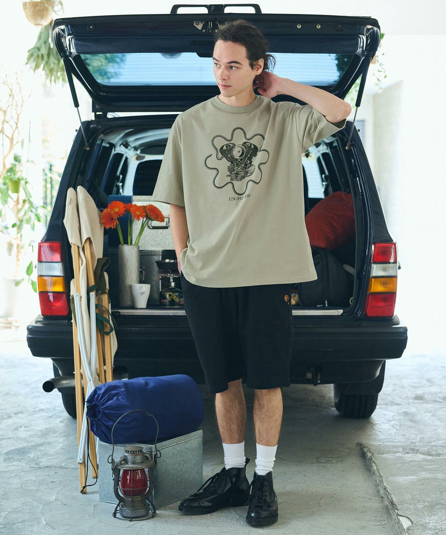 【un-filled(アンフィルド)】【予約販売5月下旬～6月上旬入荷】 U.F GERBERA ENGINE T-SHIRT Tシャツ