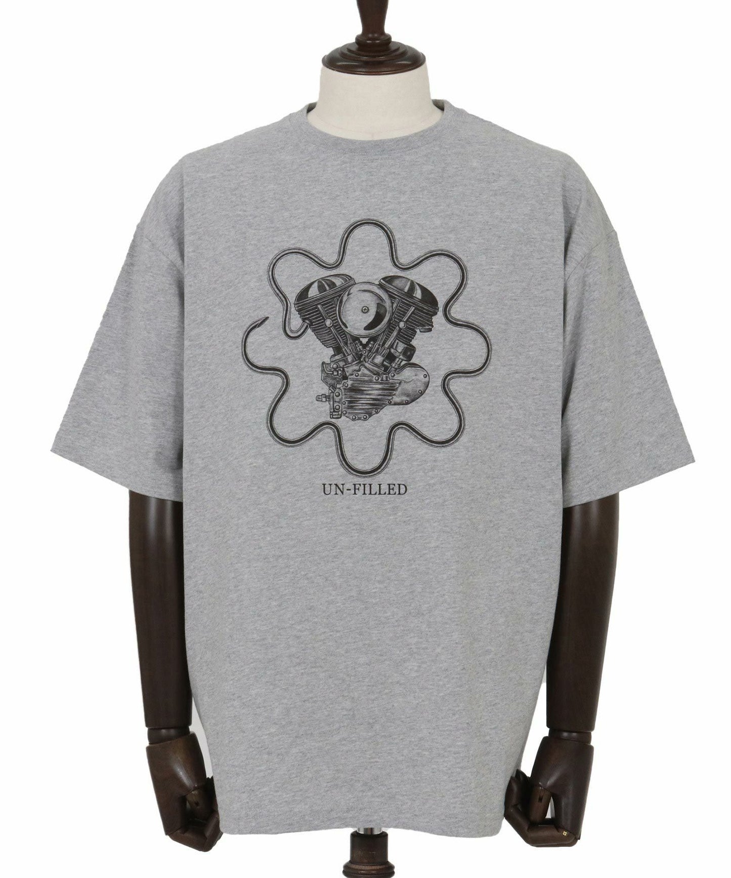 【un-filled(アンフィルド)】【予約販売5月下旬～6月上旬入荷】 U.F GERBERA ENGINE T-SHIRT Tシャツ