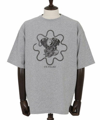 【un-filled(アンフィルド)】【予約販売5月下旬～6月上旬入荷】 U.F GERBERA ENGINE T-SHIRT Tシャツ