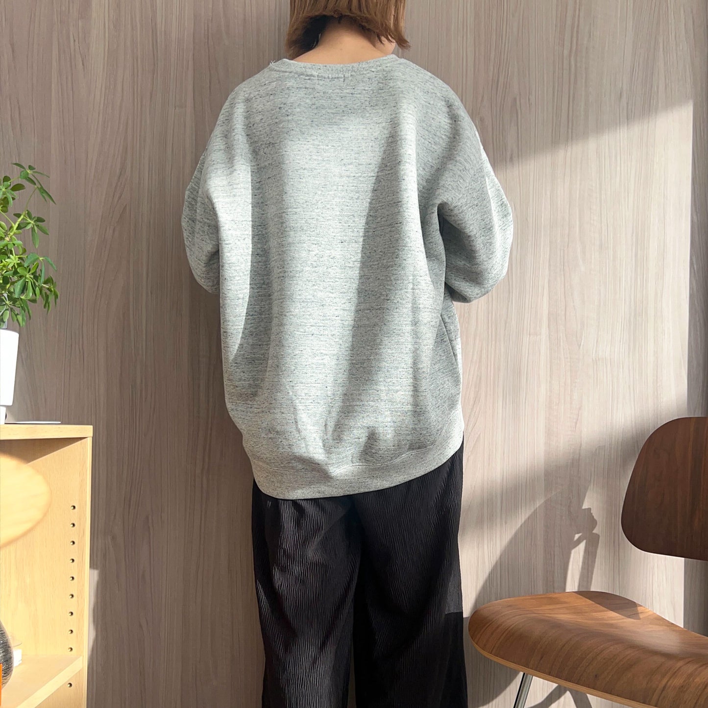 “THE DAY in Slow Time”レディースオーバーサイズスウェット（裏起毛）art by RUUU.